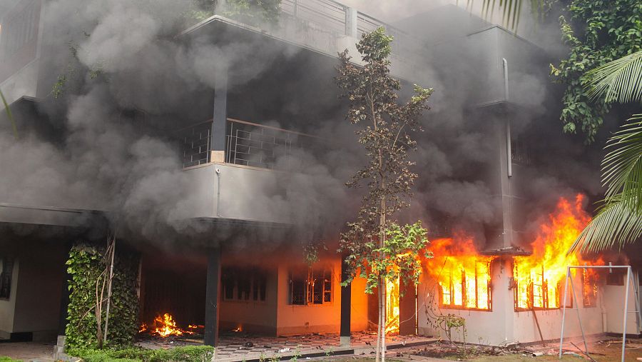 Manifestantes antigubernamentales incendian el Museo Bangabandhu Memorial en Daka