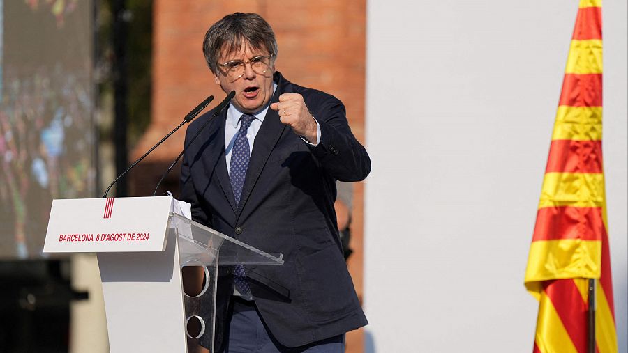 Carles Puigdemont pronuncia un discurso, antes de una votación de investidura en el Parlamento de Cataluña