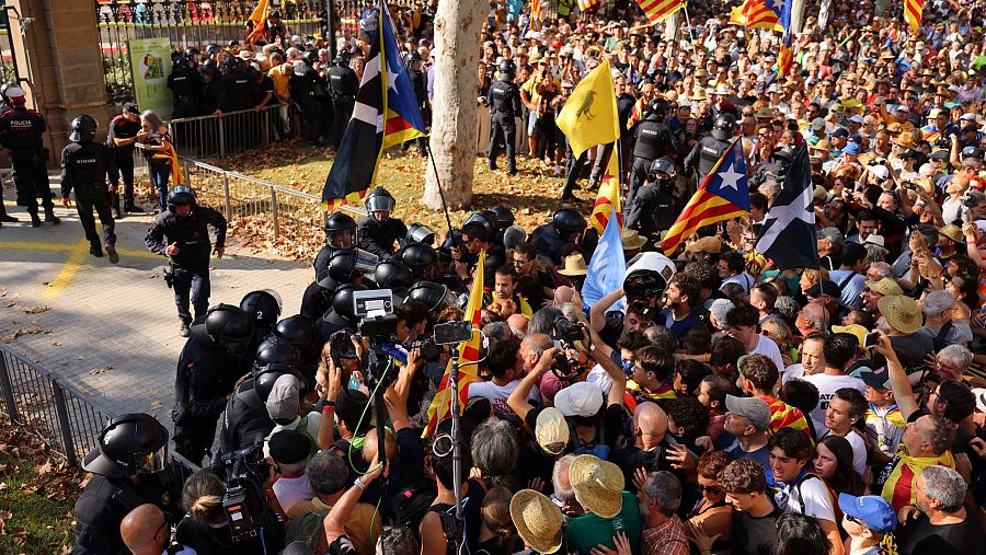 Simpatizantes independentistas se enfrentan a la policía cerca del parque de la Ciutadella