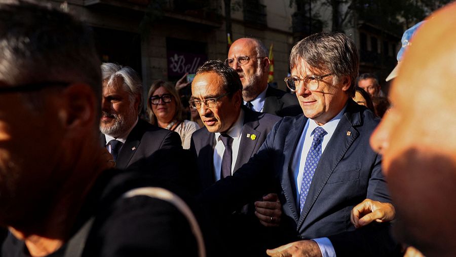 La gente se reúne alrededor Puigdemont a su regreso a España tras siete años fuera del país