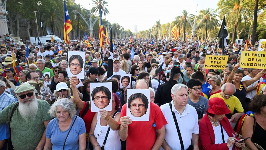 Simpatizantes separatistas esperan el regreso de Puigdemont, durante el acto de bienvenida