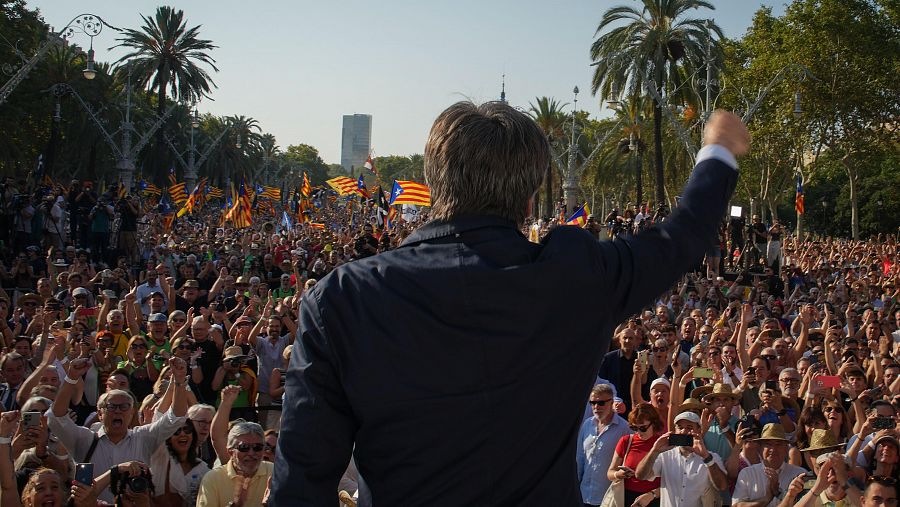 Puigdemont se dirige a sus seguidores tras su llegada a Barcelona