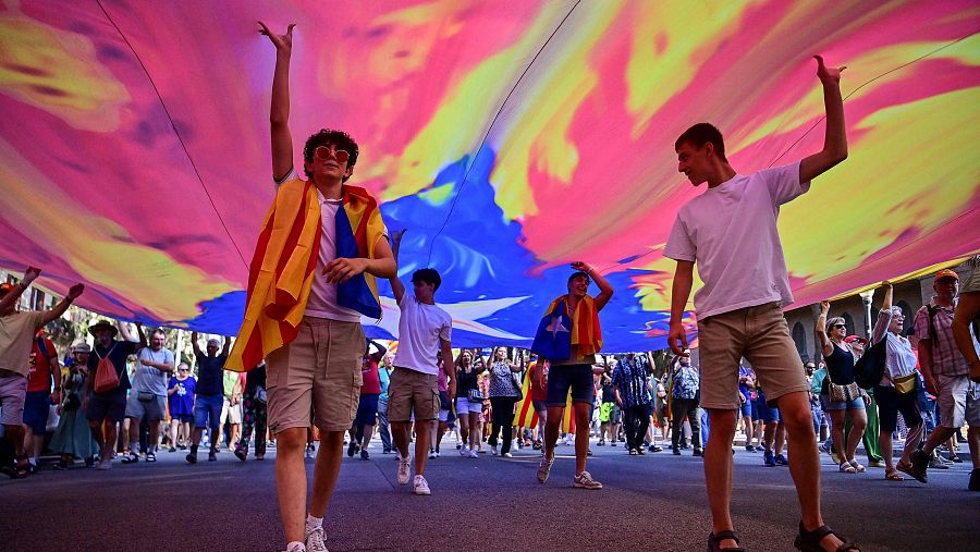 Independentistas sostienen una Estelada gigante en la ceremonia de bienvenida de Junts