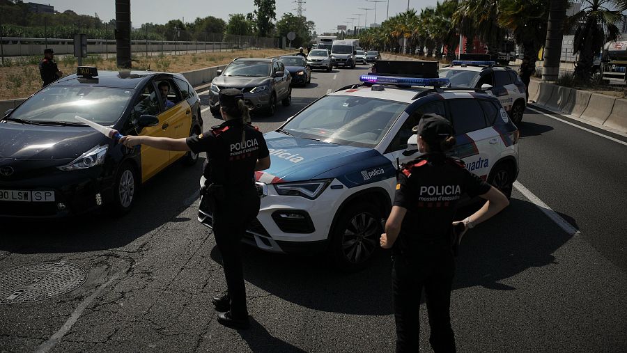 La policía catalana controla un puesto de control en una carretera en las afueras de Barcelona