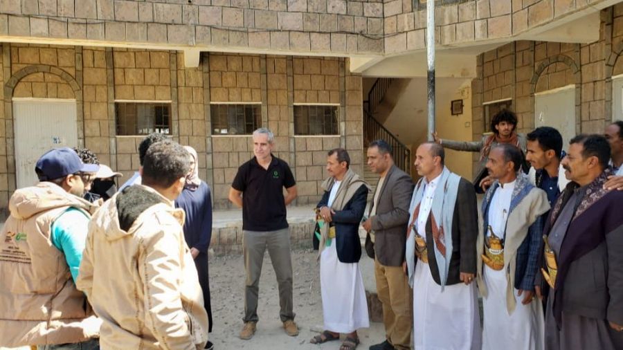 Ferrán Puig en Yemen durante una reunión con organizaciones locales