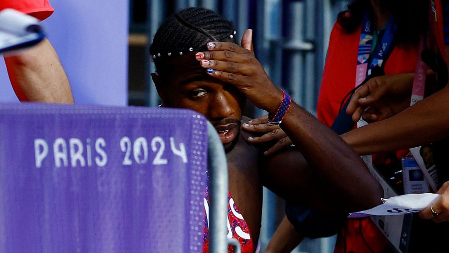 Noah Lyles, atendido al acabar la final de los 200 en París 2024