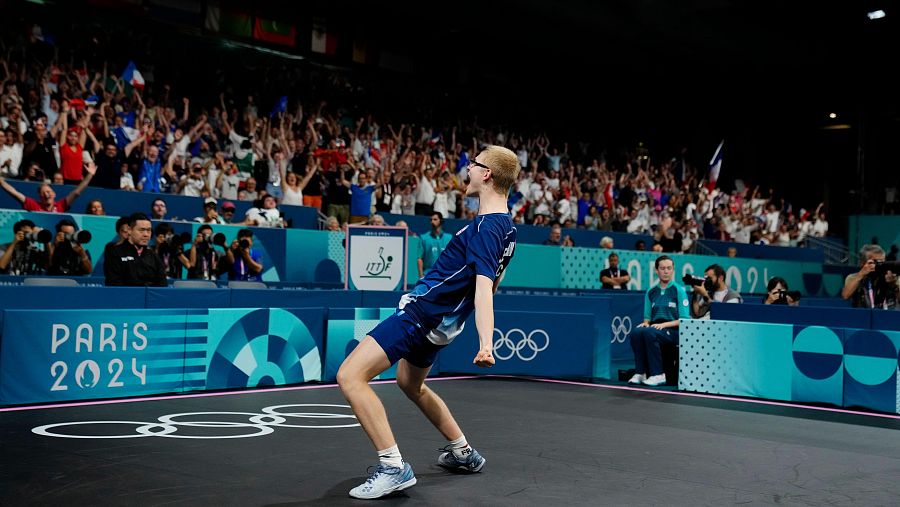 Felix Lebrun celebra un triunfo en el partido por el bronce de equipos masculinos de tenis de mesa de París 2024