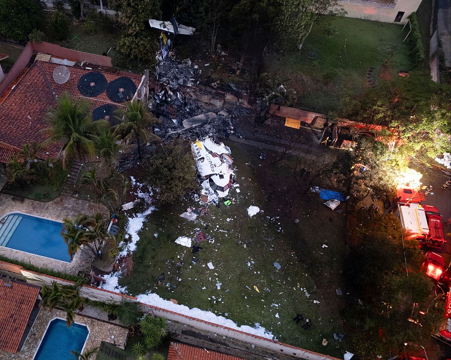 Fotografía aérea del sitio donde se accidentó un avión de la aerolínea Voepass este viernes, en Vinhedo (Brasil)