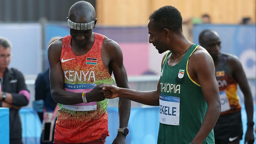 El atleta etíope Kenenisa Bekele saluda al keniano Eliud Kipchoge, dos leyendas del atletismo, que no han podido lograr medallas en la que podría ser su última maratón olímpica.