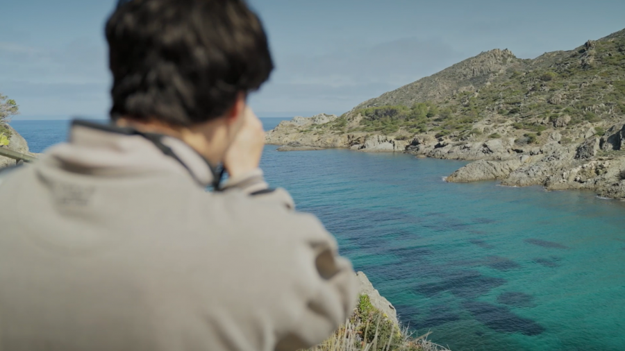 Nil Cardoner realitza fotografies dels paisatges de Port de la Selva