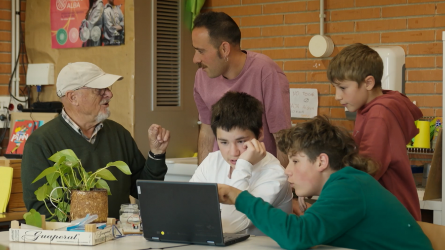 Els alumnes de l'escola 'L' Estany' treballen en projectes científics amb Joaquín Jiménez, impulsor de Steam4all, qui va exportar la idea als centres del Moianès.