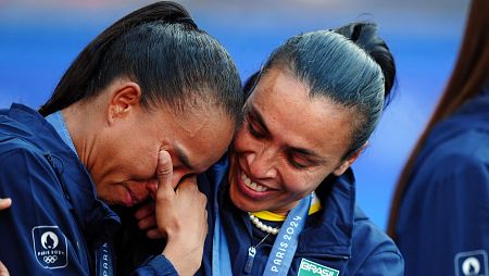 Marta consolando a Thais en la entrega de medallas de París 2024