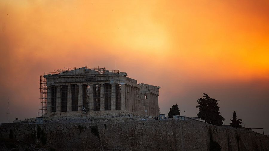 Imagen del templo del Partenón en lo alto de la colina de la Acrópolis envuelto en una nube de humo provocada por el incendio forestal. El incendio que amenaza Atenas sigue sin control y obliga a evacuar a decenas de miles de personas.