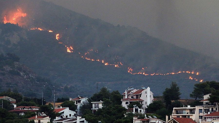 Un incendio se aproxima este lunes a las casas del monte Penteli, al noreste de Ática, Grecia. El incendio que amenaza Atenas sigue sin control y obliga a evacuar a decenas de miles de personas.