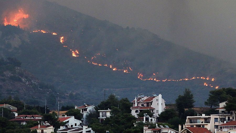 Un incendio se aproxima este lunes a las casas del monte Penteli, al noreste de Ática, Grecia. El incendio que amenaza Atenas sigue sin control y obliga a evacuar a decenas de miles de personas.