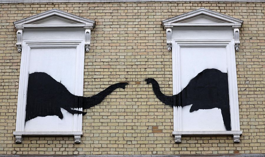 El grafiti de los dos elefantes de Banksy (EFE/EPA/ANDY RAIN)