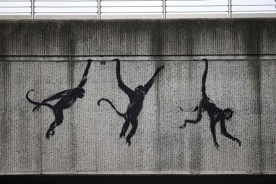 El grafiti de los tres monos, de la serie 'El zoo de Londres', de Banksy (HENRY NICHOLLS / AFP)