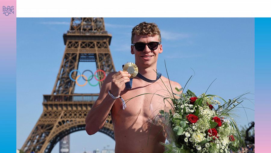 El nadador francés posa con su medalla y un ramo de flores en la plaza del Trocadero con la Torre Eiffel de fondo.