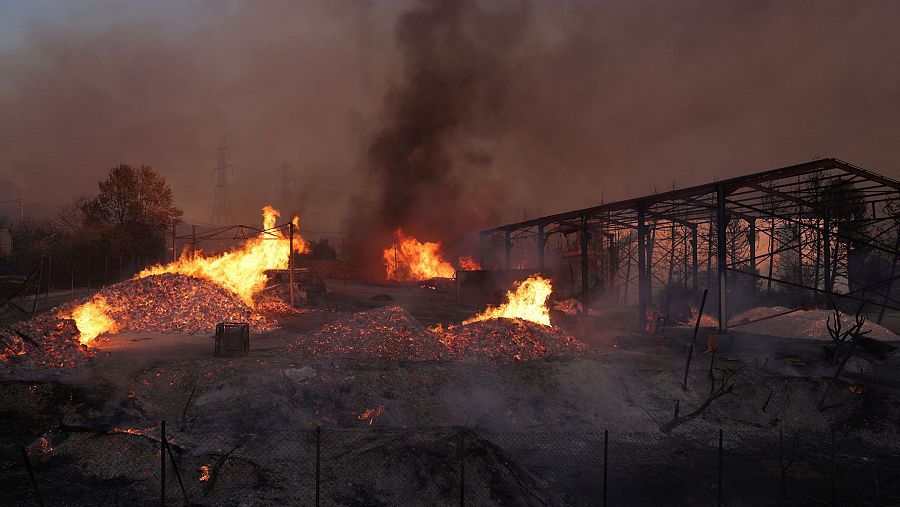 El fuego arrasa una fábrica en Vrilisia