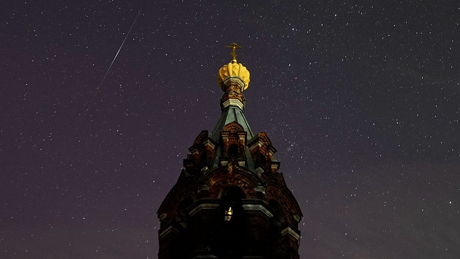 Una estrella fugaz sobre la Iglesia de la Natividad de Cristo en el pueblo de Gololobovo, en Moscú, Rusia