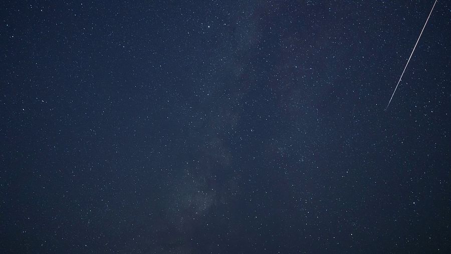 Un meteoro atraviesa el cielo durante la lluvia de perseidas en Rabat, Malta