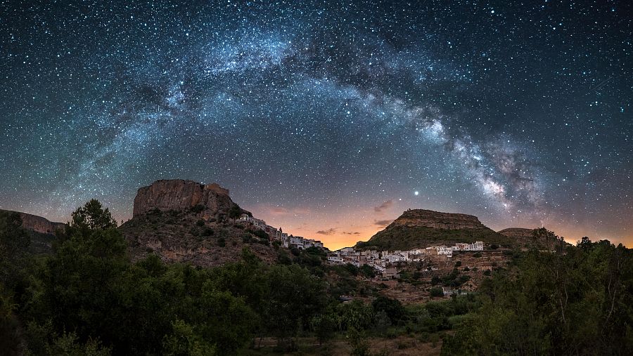 Vista panorámica nocturna de la Vía Láctea