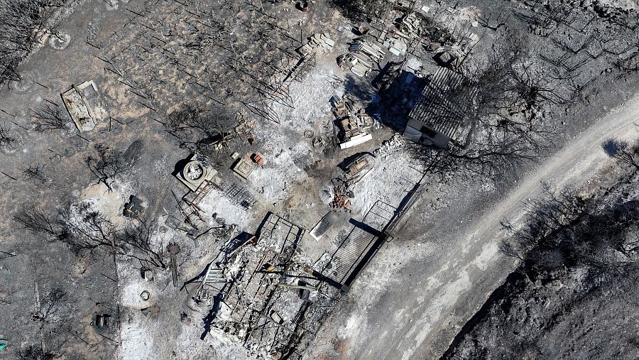 Un dron muestra una zona calcinada tras el incendio forestal en la localidad griega de Rapentosa. Continúan por cuarto día consecutivo los esfuerzos para frenar los incendios que cercan Atenas.