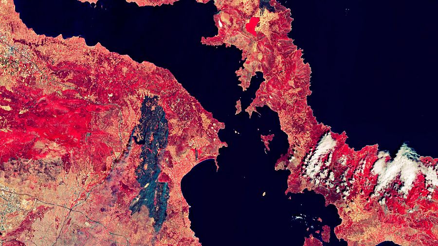 Imagen que muestra los incendios que rodean Atenas, captada por la misión Copernicus Sentinel-2. Continúan por cuarto día consecutivo los esfuerzos por frenar los incendios que cercan Atenas.