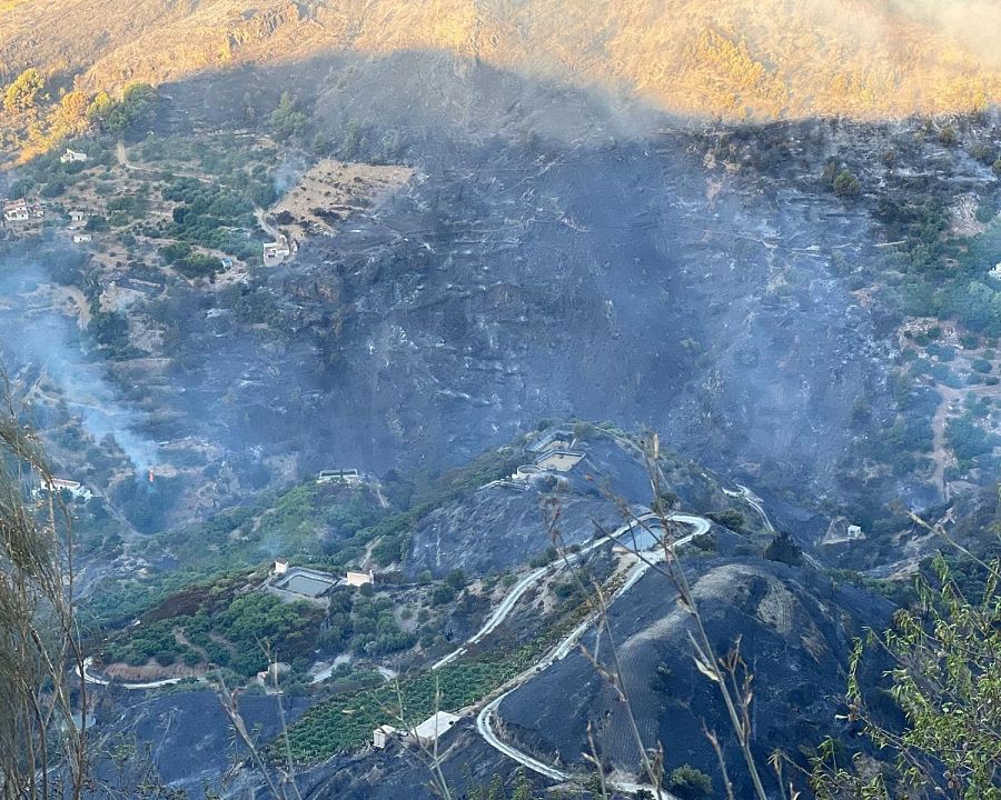 Continúa el incendio en Almuñécar