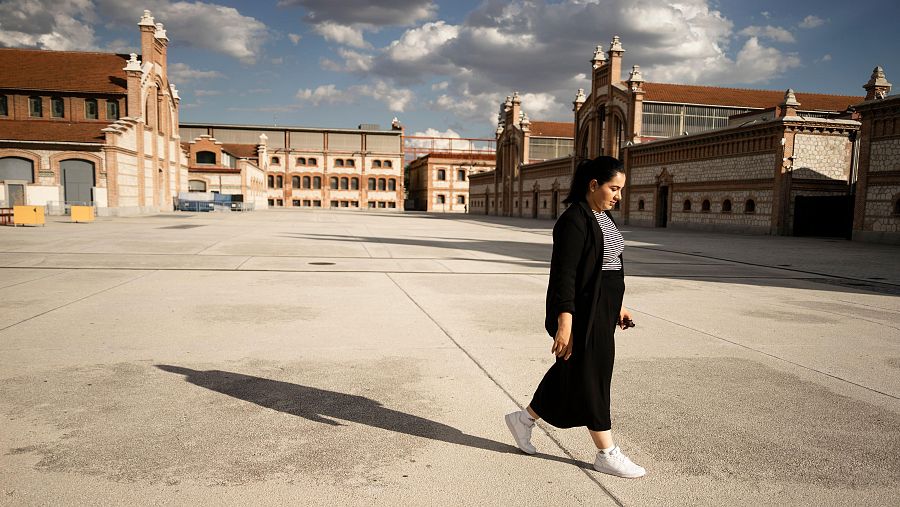 Khadija Amín, presentadora de televisión en Afganistán, es superviviente a un matrimonio forzoso y al maltrato. Ahora da voz a las mujeres afganas en España