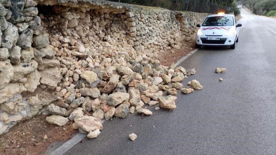 Un muro de piedra desprendido en la carretera a causa de las fuertes lluvias en Mallorca.