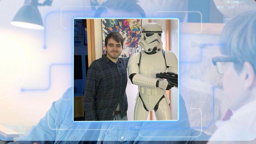 En Daniel Llussà, un català que treballa fent efectes especials per pel·lícules de Hollywood, amb un dels personatges d' 'Star Wars'