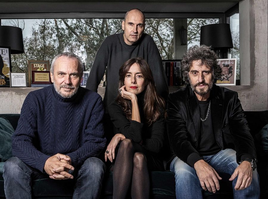 El director y los protagonistas de 'Puntos suspensivos'