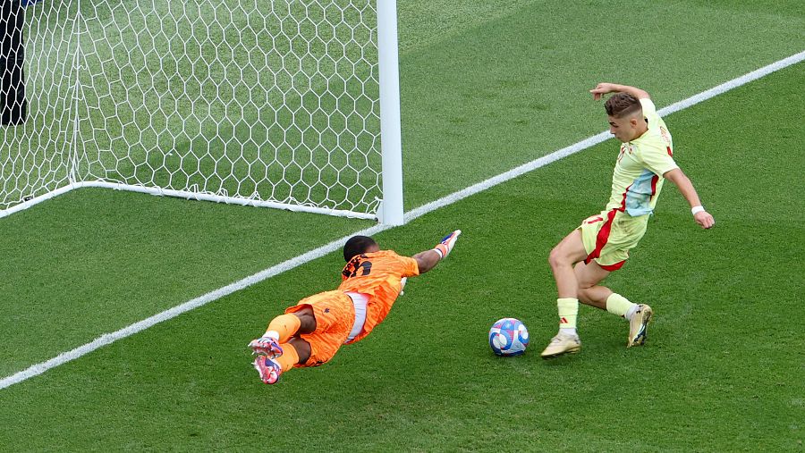 Tras recibir un pase de la banda izquierda, Fermín se lanza hacia la pelota para meterla en la portería.