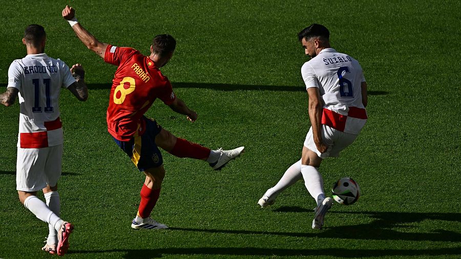 Fabián tira a puerta para marcar gol tras habilidosa jugada en el primer partido de España, ante Croacia.