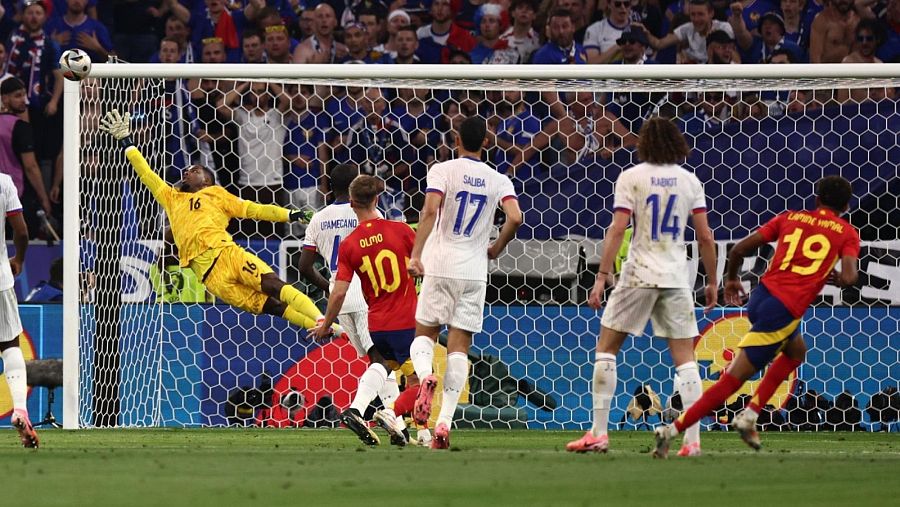 El balón que lanzó Lamine Yamal a portería quedó lejos del alcance del portero francés.