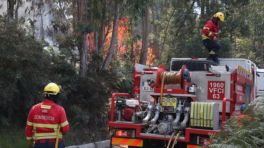 Bomberos en el incendio de Madeira