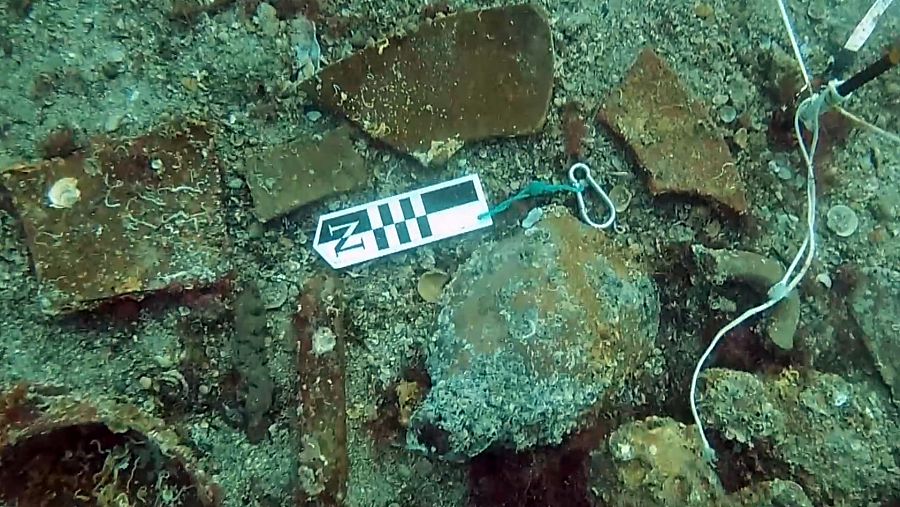 Un grupo de arqueólogos estudia el valor de un buque del siglo XVII en el Mar Cantábrico