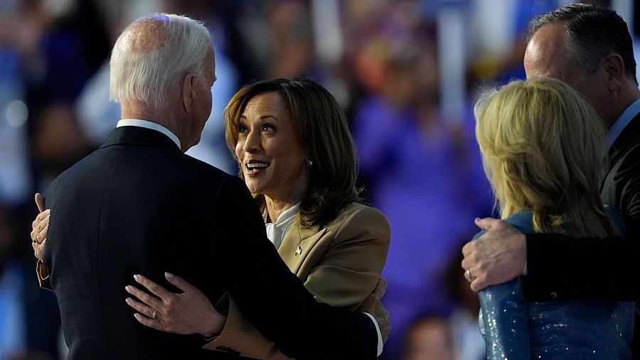 La candidata presidencial demócrata, Kamala Harris, abraza al presidente Joe Biden en la Convención Nacional Demócrata.