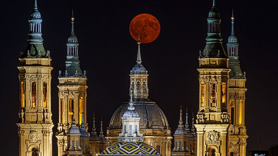 La Plaza del Pilar de Zaragoza es testigo de la superluna