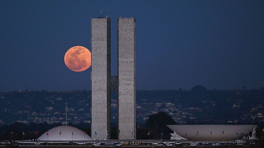 Imagen de la superluna en Brasilia, Brasil