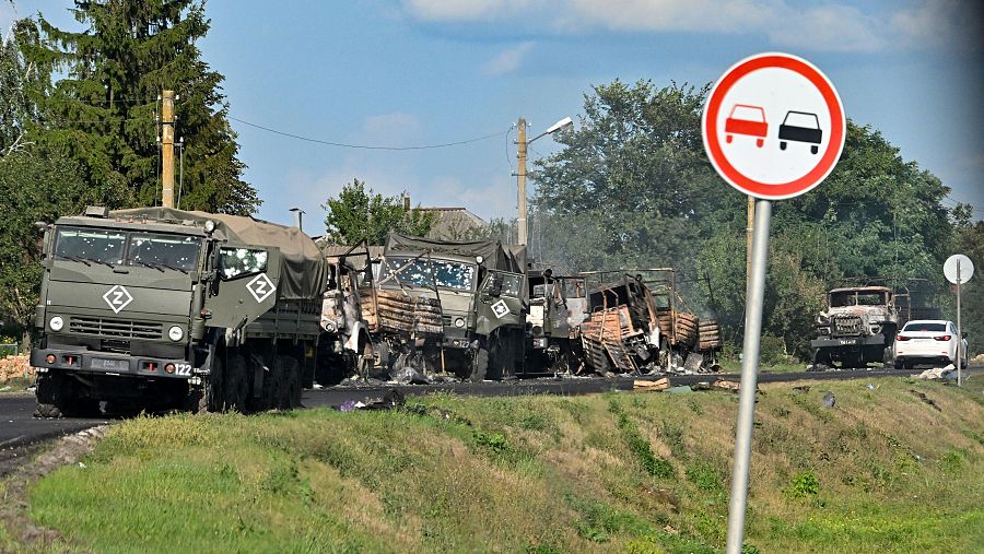 Vista de una columna de camiones del ejército ruso destruidos por bombardeos ucranianos