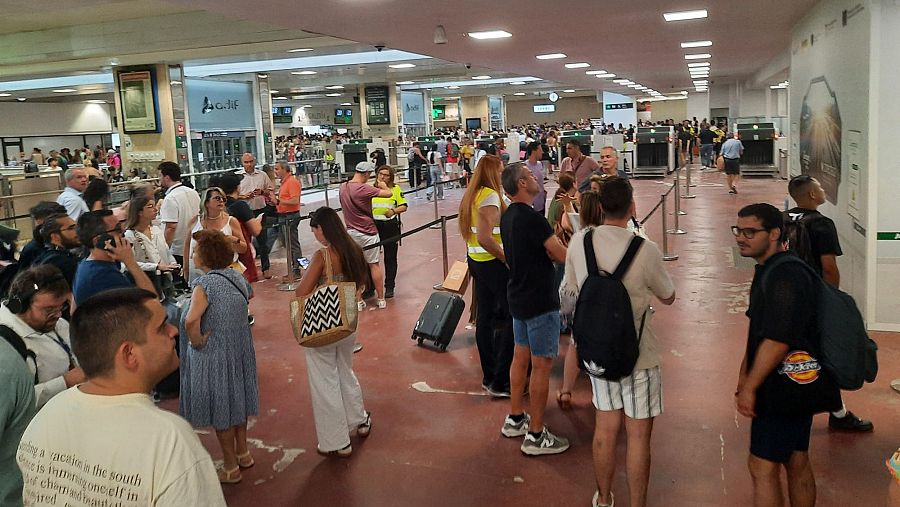 Viajeros esperando para poder bajar a los andenes de Chamartín