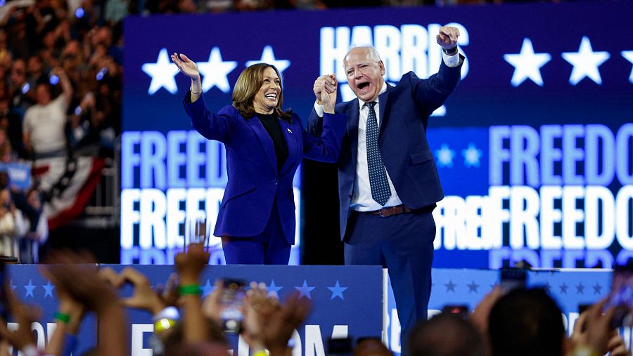 La candidata demócrata, Kamala Harris, y su compañero de fórmula, el gobernador de Minnesota Tim Walz, en el mitin de campaña en Milwaukee, Wisconsin.