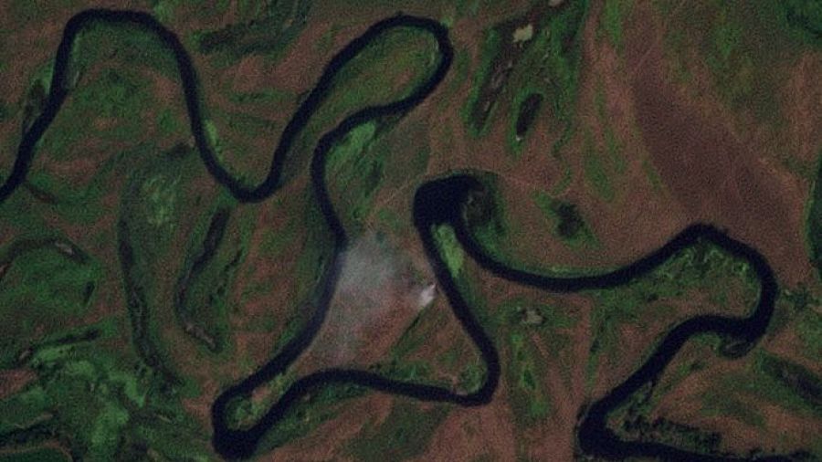 Una imagen de satélite muestra un puente de pontones sobre el río Seym