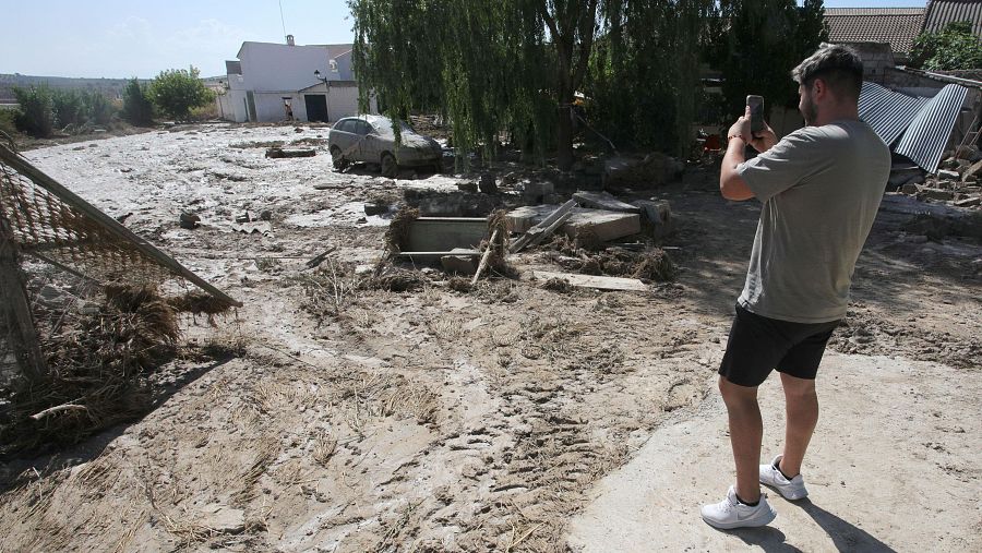 El municipio de Gobernador enGranada limpia barro y lodo y reabre la carretera tras las tormentas