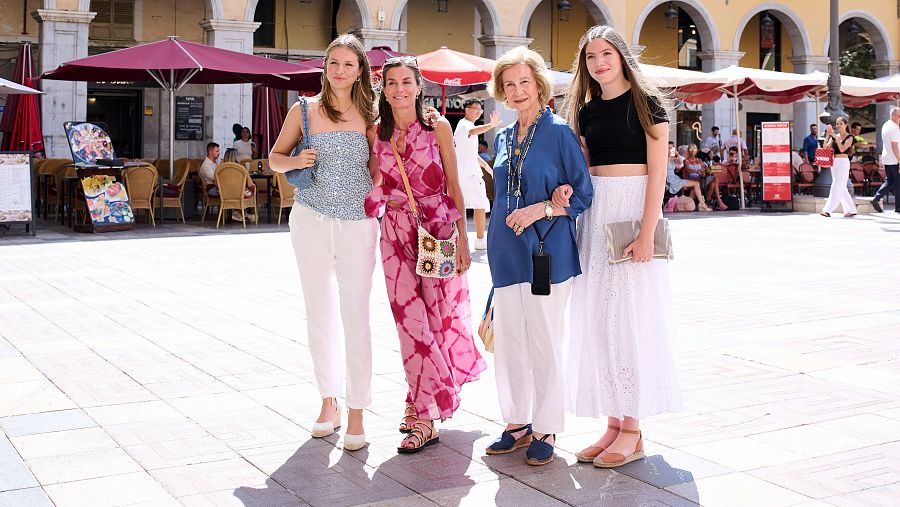 La princesa Leonor, la reina Letizia, la reina Sofía y la infanta Sofía visitando la Plaza Mayor de Palma de Mallorca.