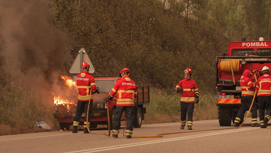 Bomberos apagan un coche incendiado en Portugal en 2017