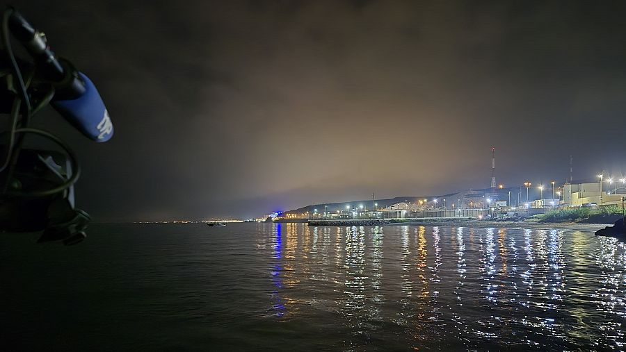 Los migrantes aprovechan la oscuridad y la niebla para alcanzar la costa de Ceuta.