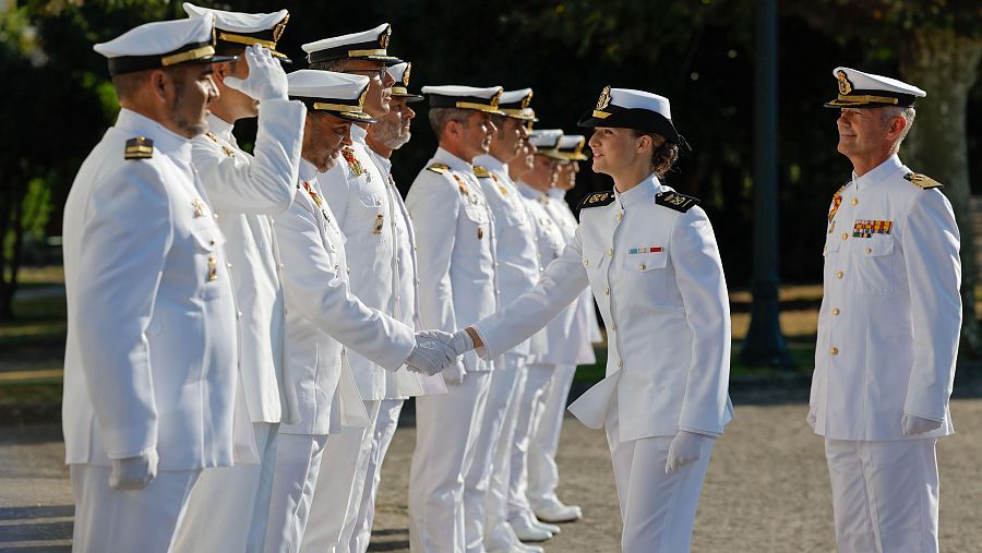 La princesa Leonor saluda durante una ceremonia este jueves en la Escuela Naval Militar de Marín